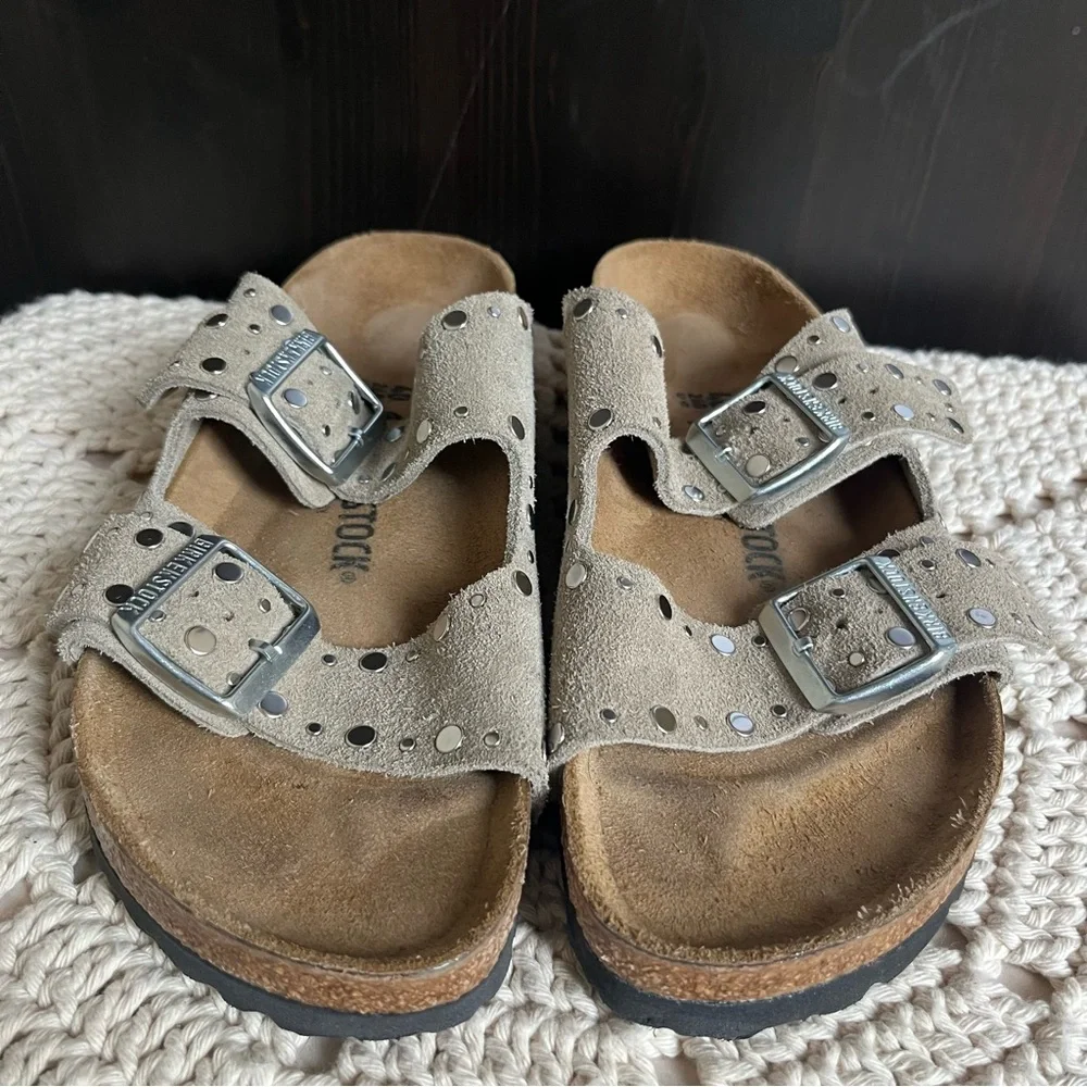 Like New Birkenstock Women’s Arizona Rivets Suede Sandal Taupe size EUR 40 US 9 - Picture 7 of 10